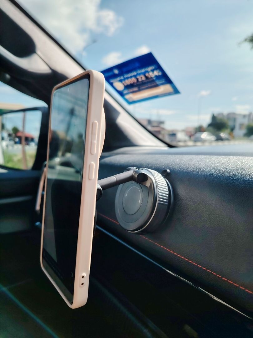 Pelanggan guna MagGrip Pro di dashboard kereta
