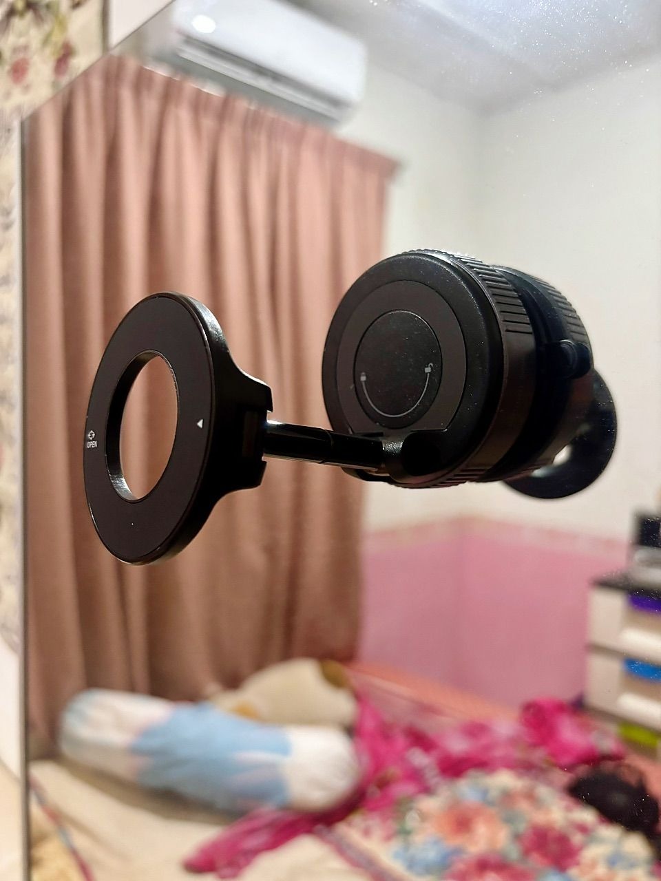 Pelanggan guna MagGrip Pro di cermin kaca