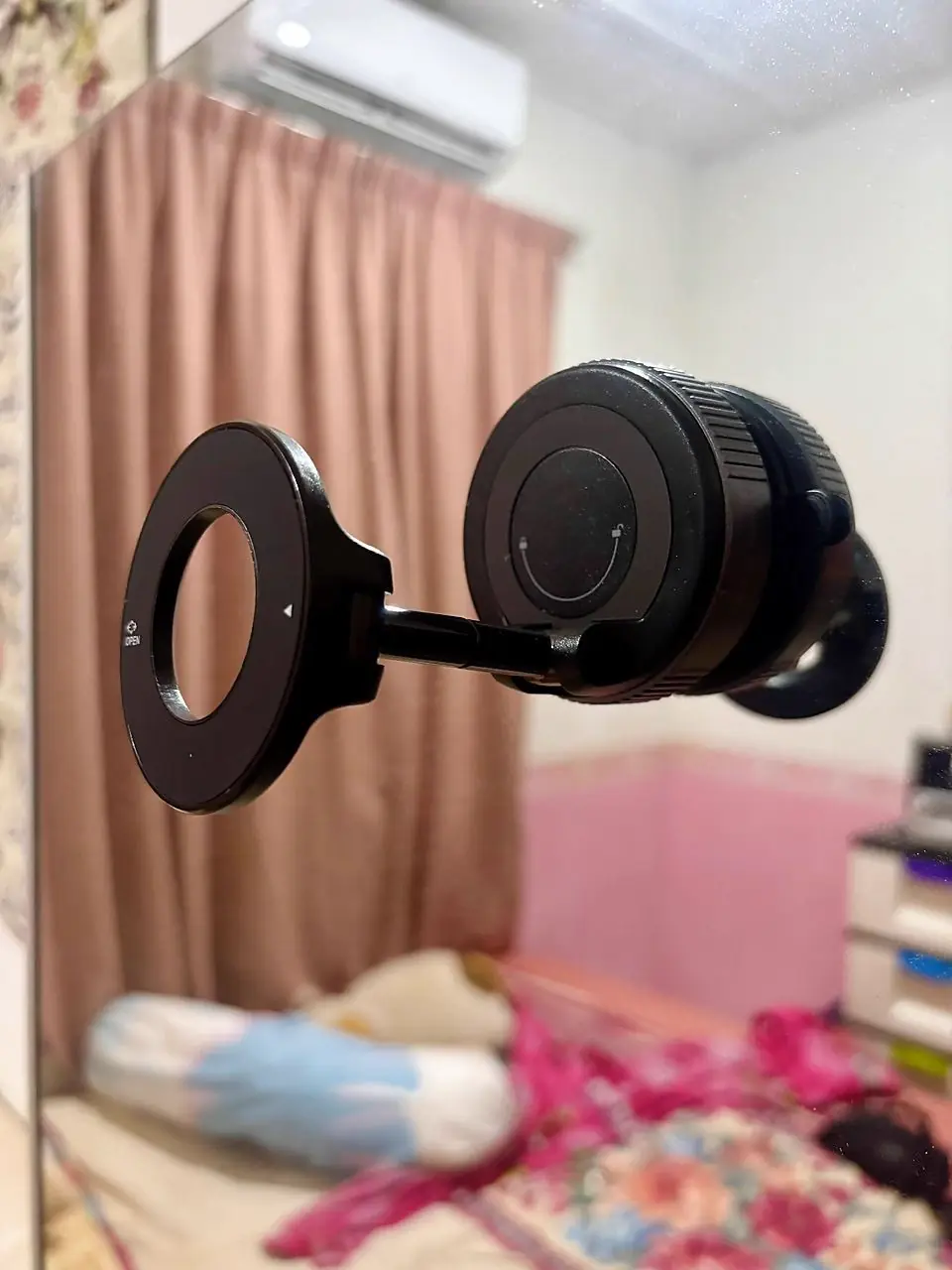 Pelanggan guna MagGrip Pro di cermin kaca